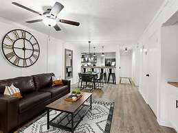 NEW Renovated Fabulous 2 bed 2 Bath Pool View