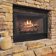 Beautiful Scenery w Hot Tub Pool Arcade