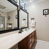 Beautiful Scenery w Hot Tub Pool Arcade