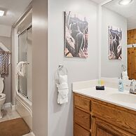 Beautiful Scenery w Hot Tub Pool Arcade