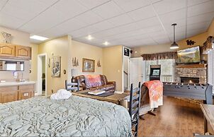 Beautiful Scenery w Hot Tub Pool Arcade