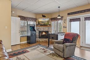 Beautiful Scenery w Hot Tub Pool Arcade