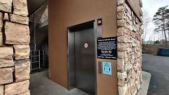 Beautiful New Remodel Pool Golf Condo