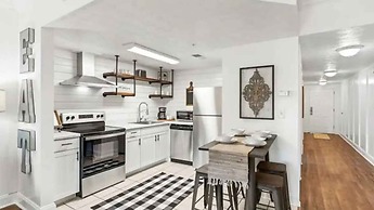 Beautiful New Remodel Pool Golf Condo