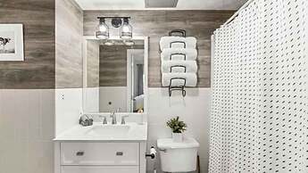 Beautiful New Remodel Pool Golf Condo