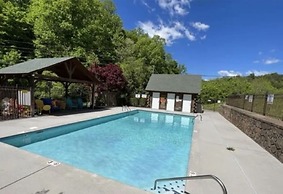 5-star w Pool Cozy Secluded Newly-renovated