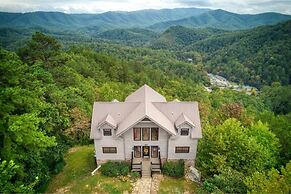 Awe-inspiring Estate w Pool Theater Fire Pit
