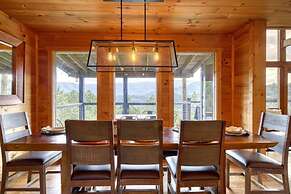 Awe-inspiring Estate w Pool Theater Fire Pit