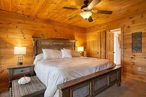 Awe-inspiring Estate w Pool Theater Fire Pit