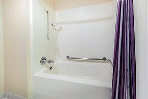 Norwood Inn and Suites Detroit