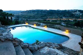 Villeleynah Amazing Gozitan Villa Pool