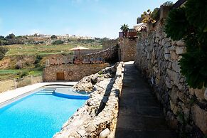 Villeleynah Amazing Gozitan Villa Pool