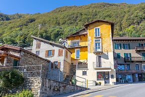 Yellow View Apartment