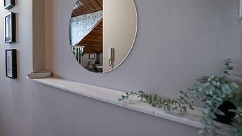 Rovani 14 in Monza With 1 Bedrooms and 1 Bathrooms