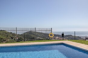 Pool Apt Calahonda 2 With Sea View