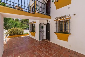 Sunny Tranquility With Pool