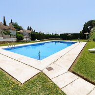 Sunny Tranquility With Pool