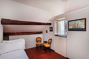 Seaview Apartment near the Castle