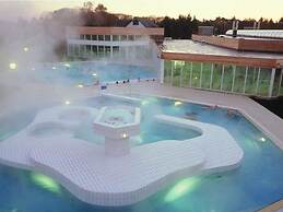 Modern Water Lodge With air Conditioning, Near the Maasduinen