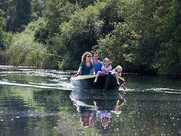 Modern Water Lodge With air Conditioning, Near the Maasduinen