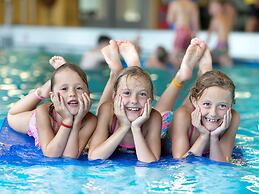 Modern Water Lodge With air Conditioning, Near the Maasduinen