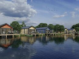 Modern Water Lodge With air Conditioning, Near the Maasduinen