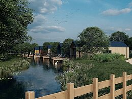 Modern Water Lodge With air Conditioning, Near the Maasduinen