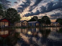 Modern Water Lodge With air Conditioning, Near the Maasduinen