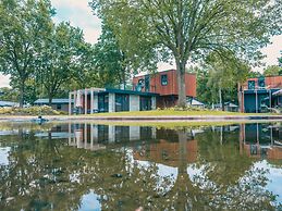 Modern Chalet Only 2 km of the Efteling