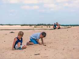 Modern Chalet Only 2 km of the Efteling