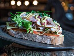 Cottage With Garden and 2 Rooms