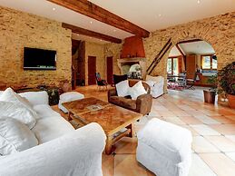 Pleasant Holiday Home in Raizeux With Garden