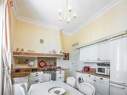 Elegant Holiday Home Near the Canal du Midi