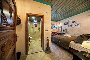Abra Stone House