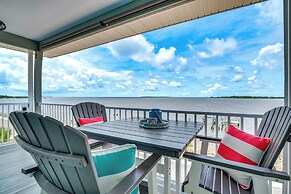 Waterfront Cedar Key Home - Steps to Beach!