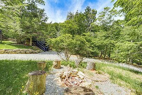 Beech Mountain Cabin w/ Deck, Grill: Ski + Hike!
