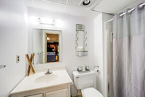 Beech Mountain Cabin w/ Deck, Grill: Ski + Hike!