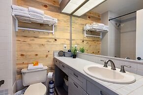 2782 Slopeside 1 Bedroom Condo by RedAwning