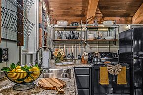 Light'n Bug Bungalow 1 Bedroom Cabin by RedAwning