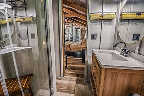 Light'n Bug Bungalow 1 Bedroom Cabin by RedAwning