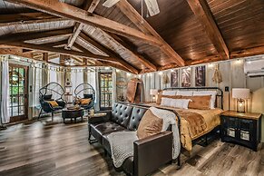 Light'n Bug Bungalow 1 Bedroom Cabin by RedAwning