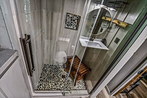 Light'n Bug Bungalow 1 Bedroom Cabin by RedAwning