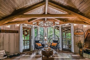 Light'n Bug Bungalow 1 Bedroom Cabin by RedAwning