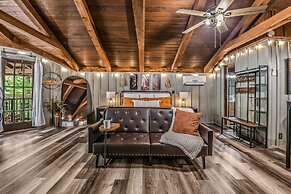 Light'n Bug Bungalow 1 Bedroom Cabin by RedAwning