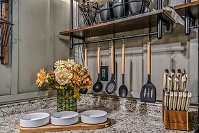 Light'n Bug Bungalow 1 Bedroom Cabin by RedAwning