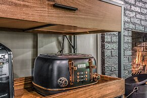 Light'n Bug Bungalow 1 Bedroom Cabin by RedAwning