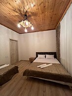 Cozy House With Swimming Pool Near City Center