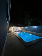 Cozy House With Swimming Pool Near City Center