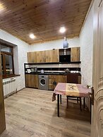 Cozy House With Swimming Pool Near City Center