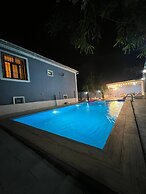 Cozy House With Swimming Pool Near City Center